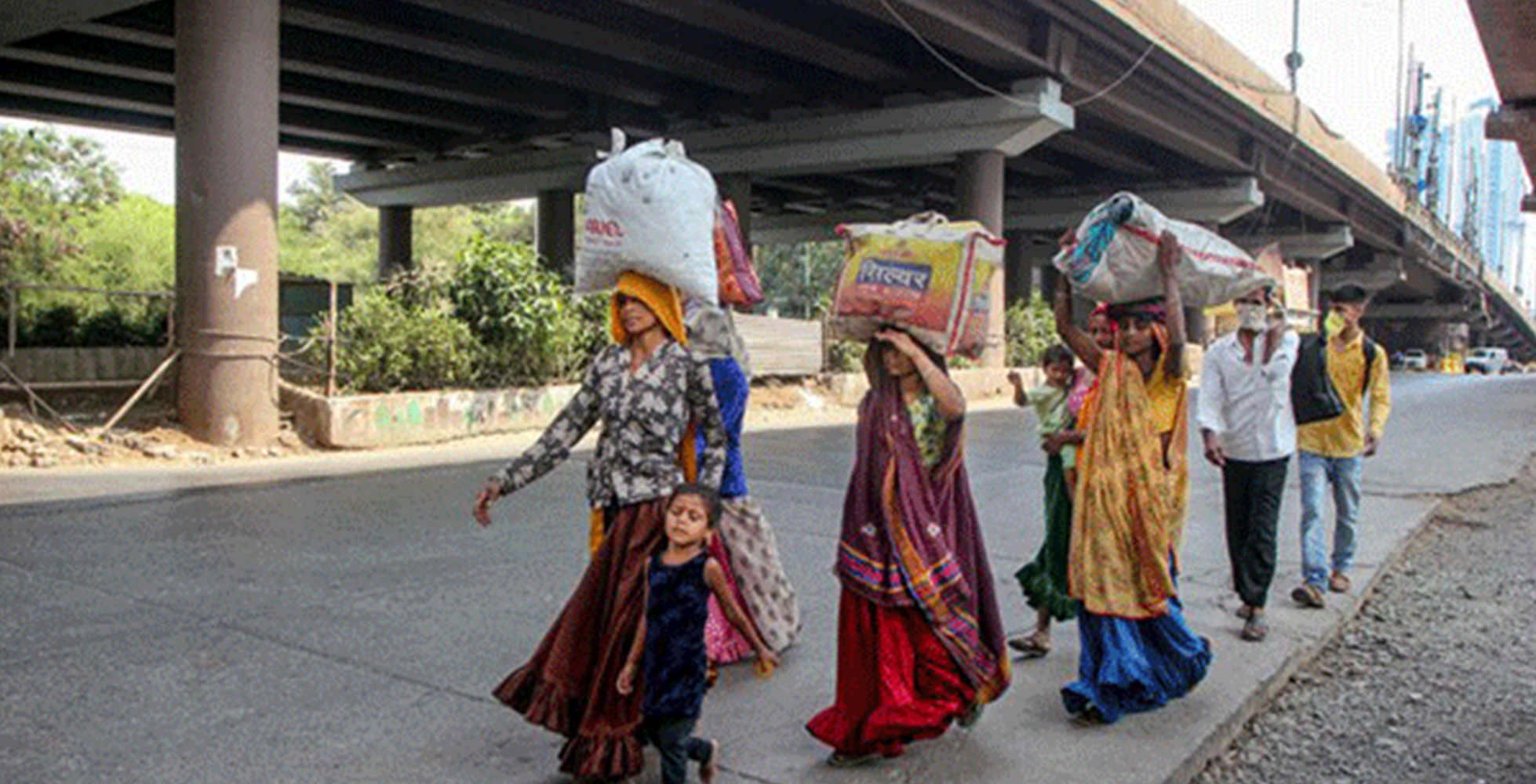 ಊರಿಗೆ ಮರಳುತ್ತಿರುವ ವಲಸೆ ಕಾರ್ಮಿಕರಿಗೆ ವಾಹನ ಸೌಲಭ್ಯ ಕಲ್ಪಿಸಿ: ಬಾಂಬೆ ಹೈಕೋರ್ಟ್ ನಿರ್ದೇಶ