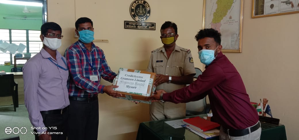 ಹನೂರು: ಪೋಲಿಸರು, ವೈದ್ಯರು, ಆಶಾ ಕಾರ್ಯಕರ್ತೆಯರಿಗೆ ಆರೋಗ್ಯ ಕಿಟ್‍ ವಿತರಣೆ