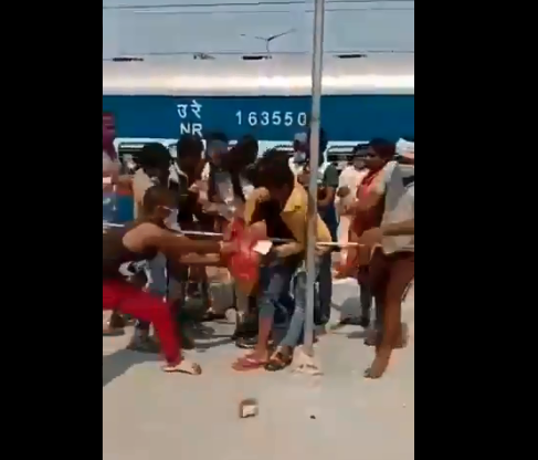 ಆಹಾರದ ಪೊಟ್ಟಣಗಳಿಗಾಗಿ ಹೊಡೆದಾಡಿದ ವಲಸೆ ಕಾರ್ಮಿಕರು: ವಿಡಿಯೋ ವೈರಲ್