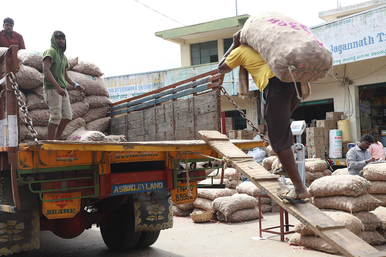 ಎಪಿಎಂಸಿ ಕಾಯ್ದೆ ತಿದ್ದುಪಡಿಗೆ ವ್ಯಾಪಕ ಆಕ್ರೋಶ: ತೀವ್ರ ಹೋರಾಟದ ಎಚ್ಚರಿಕೆ ನೀಡಿದ ವರ್ತಕರು