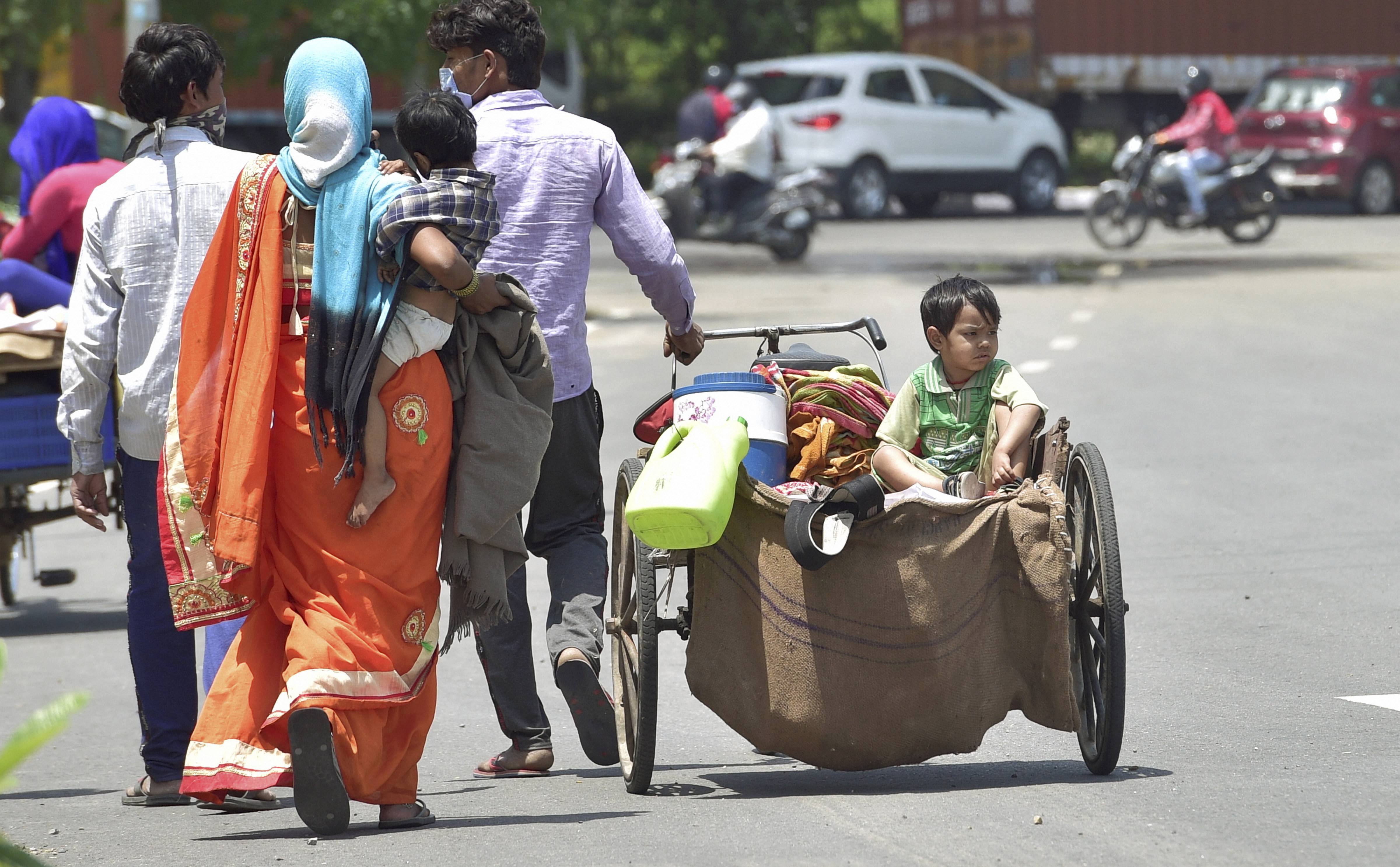​ಹೆರಿಗೆಗೆ ಮುನ್ನ ಕಾಲ್ನಡಿಗೆ, ಟ್ರಕ್‌ನಲ್ಲಿ 900 ಕಿ.ಮೀ. ಕ್ರಮಿಸಿದ ತುಂಬು ಗರ್ಭಿಣಿ
