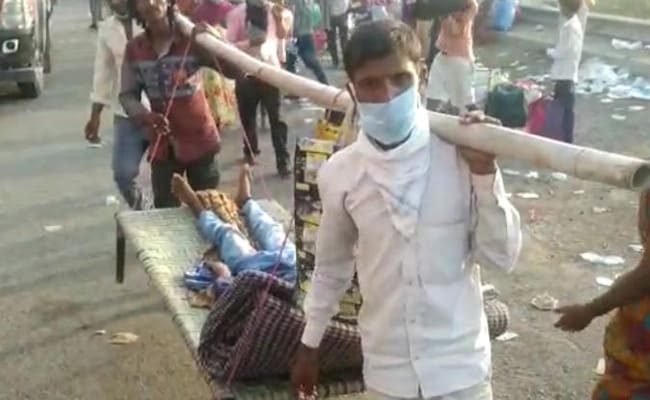 ಹುಡುಗನನ್ನು ತಾತ್ಕಾಲಿಕ ಸ್ಟ್ರೆಚರ್‌ನಲ್ಲಿ ಹೊತ್ತುಕೊಂಡು ಕಾಲ್ನಡಿಗೆಯಲ್ಲಿ ಸಾಗಿದ ವಲಸಿಗ ಕಾರ್ಮಿಕರು