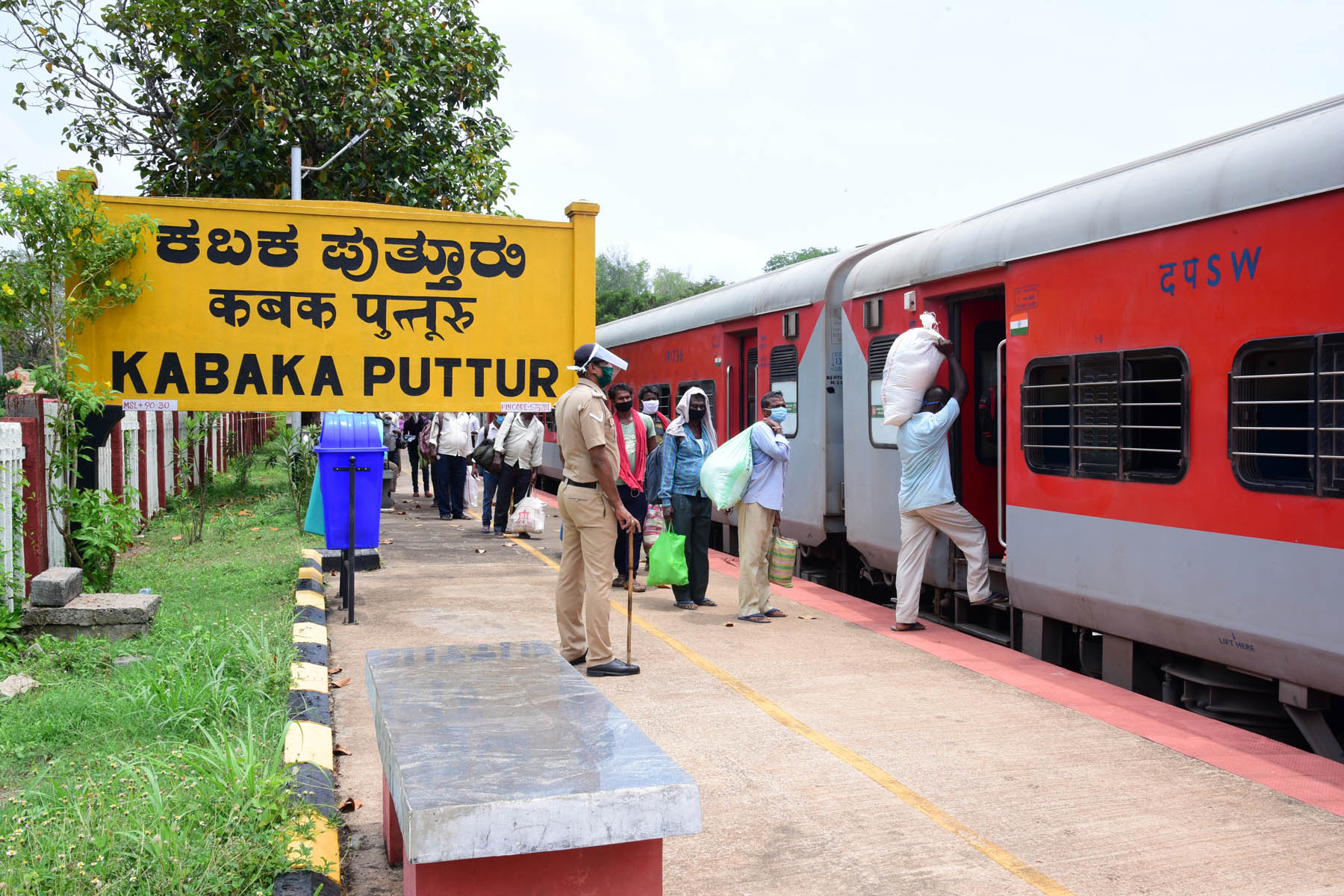 ಪುತ್ತೂರಿನಿಂದ ಯುಪಿಗೆ ವಿಶೇಷ ರೈಲು: ಊರಿಗೆ ಹಿಂದಿರುಗಿದ 1520 ಮಂದಿ ವಲಸೆ ಕಾರ್ಮಿಕರು