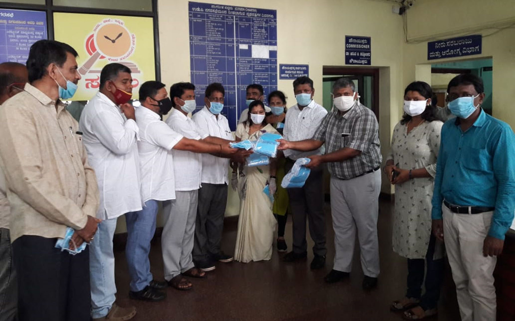 ಉಡುಪಿ: ಕಾಂಗ್ರೆಸ್‌ನಿಂದ ಪೌರ ಕಾರ್ಮಿಕರಿಗೆ ಮಾಸ್ಕ್ ವಿತರಣೆ