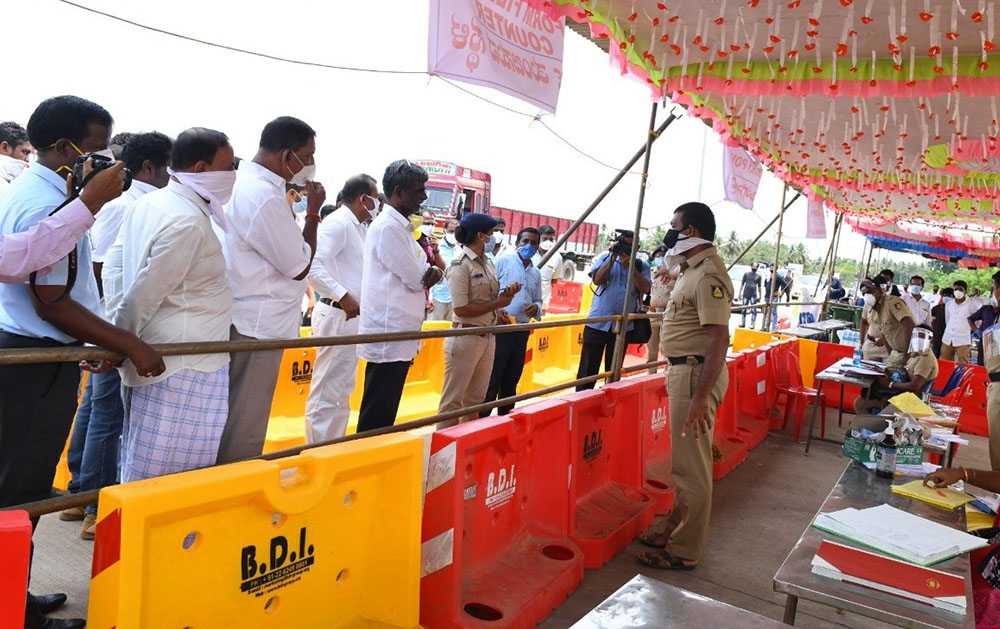 ಶಿರೂರು ತಪಾಸಣಾ-ಕ್ವಾರಂಟೈನ್ ಕೇಂದ್ರಗಳಿಗೆ ಸಚಿವ ಕೋಟ ಭೇಟಿ