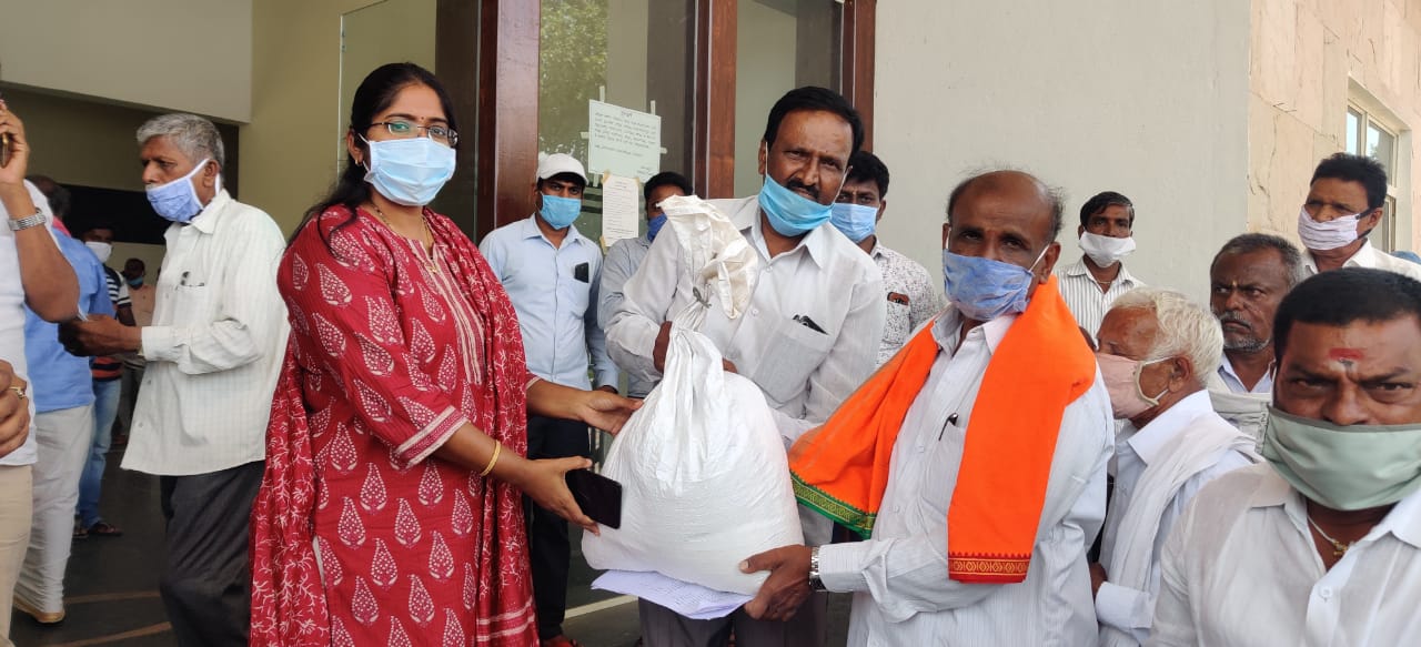 ರಾಮನಗರ: 1,099 ಅರ್ಚಕರು, ಸಿಬ್ಬಂದಿಗಳಿಗೆ ಪಡಿತರ ಕಿಟ್ ವಿತರಣೆ