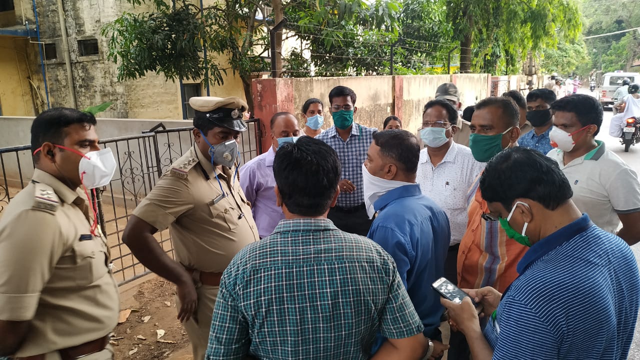 ಕಾರವಾರ: ಕ್ವಾರಂಟೈನ್ ನಲ್ಲಿದ್ದವರನ್ನು ಸ್ಥಳಾಂತರ ಮಾಡಲು ಒತ್ತಾಯಿಸಿ ಸ್ಥಳೀಯರಿಂದ ಹಠಾತ್ ಪ್ರತಿಭಟನೆ