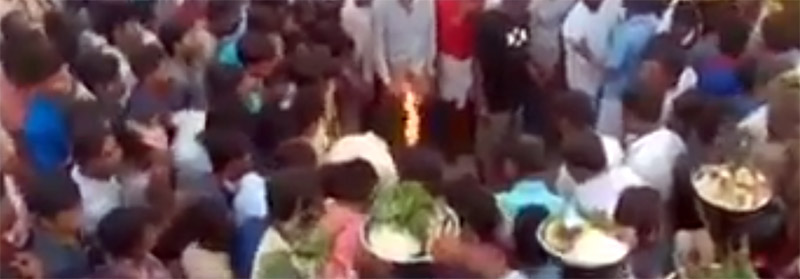 ಕೊರೋನ ಹೋಗಲಾಡಿಸಲು ಲಾಕ್‌ಡೌನ್ ಉಲ್ಲಂಘಿಸಿ ದೇವಿಯ ಆರಾಧನೆ !