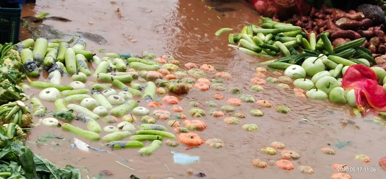 ಭಾರೀ ಮಳೆ: ಬೈಕಂಪಾಡಿ ಎಪಿಎಂಸಿಯಲ್ಲಿ ನೀರು ಪಾಲಾದ ಹಣ್ಣು, ತರಕಾರಿ!