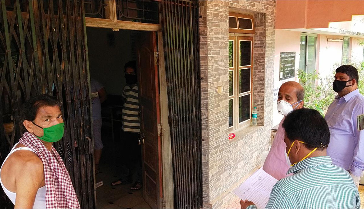 ಅನಾರೋಗ್ಯ ಪತಿಯನ್ನು ನೋಡಲು ಕಣ್ಣೀರಿಟ್ಟ ಕ್ವಾರಂಟೈನ್‌ನಲ್ಲಿದ್ದ ಮಹಿಳೆ