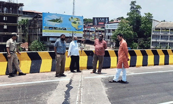 ಪಂಪ್‌ವೆಲ್ ಮೇಲ್ಸೇತುವೆಯಲ್ಲಿ ಬಿರುಕು: ಪ್ರತ್ಯೇಕ ತಂಡದ ಪರಿಶೀಲನೆಗೆ ಸಂಸದ ನಳಿನ್ ಸೂಚನೆ