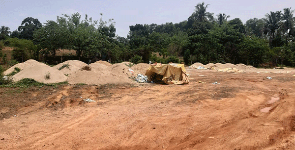 ಅಳೇರಿಮಜಲು: ಅಕ್ರಮ ದಾಸ್ತಾನಿದ್ದ 40 ಲೋಡ್ ಮರಳು ವಶ