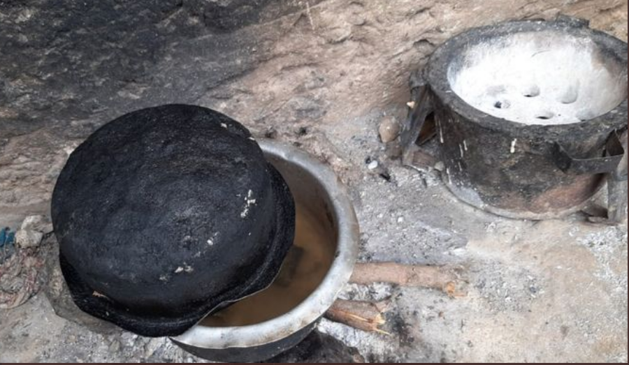 ಹಸಿವಿನಿಂದ ಅಳುತ್ತಿರುವ ಮಕ್ಕಳನ್ನು ಸಮಾಧಾನಿಸಲು ಕಲ್ಲುಗಳನ್ನು ಬೇಯಿಸಿದ ಬಡ ತಾಯಿ !