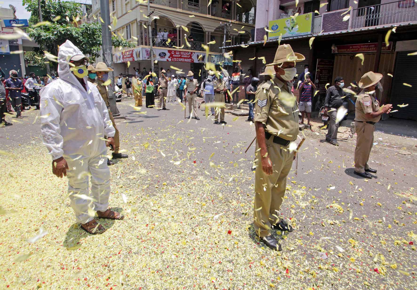 ಬೆಂಗಳೂರು: ಪೊಲೀಸರು, ವೈದ್ಯರು, ಆಶಾ ಕಾರ್ಯಕರ್ತೆಯರಿಗೆ ಹೂ ಸುರಿಸಿ ಅಭಿನಂದನೆ