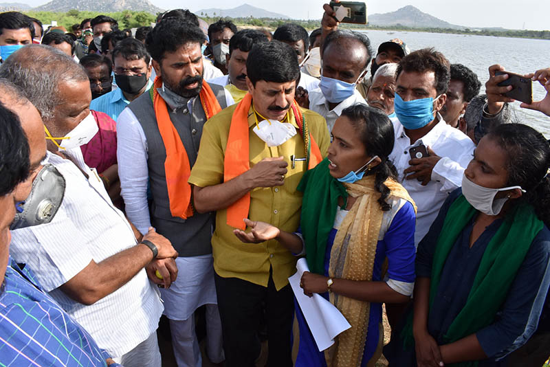 ಮನವಿ ಸಲ್ಲಿಸಲು ಬಂದ ರೈತ ಮಹಿಳೆಗೆ ಅವಾಚ್ಯ ಶಬ್ದಗಳಿಂದ ನಿಂದಿಸಿದ ಸಚಿವ ಮಾಧುಸ್ವಾಮಿ: ವಿಡಿಯೋ ವೈರಲ್