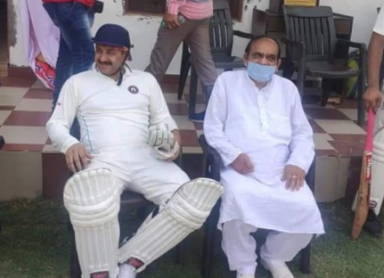 ಸುರಕ್ಷಿತ ಅಂತರ ನಿಯಮ, ಲಾಕ್ ಡೌನ್ ಉಲ್ಲಂಘಿಸಿ ಮೈದಾನದಲ್ಲಿ ಕ್ರಿಕೆಟ್ ಆಡಿದ ಬಿಜೆಪಿ ಸಂಸದ ಮನೋಜ್ ತಿವಾರಿ