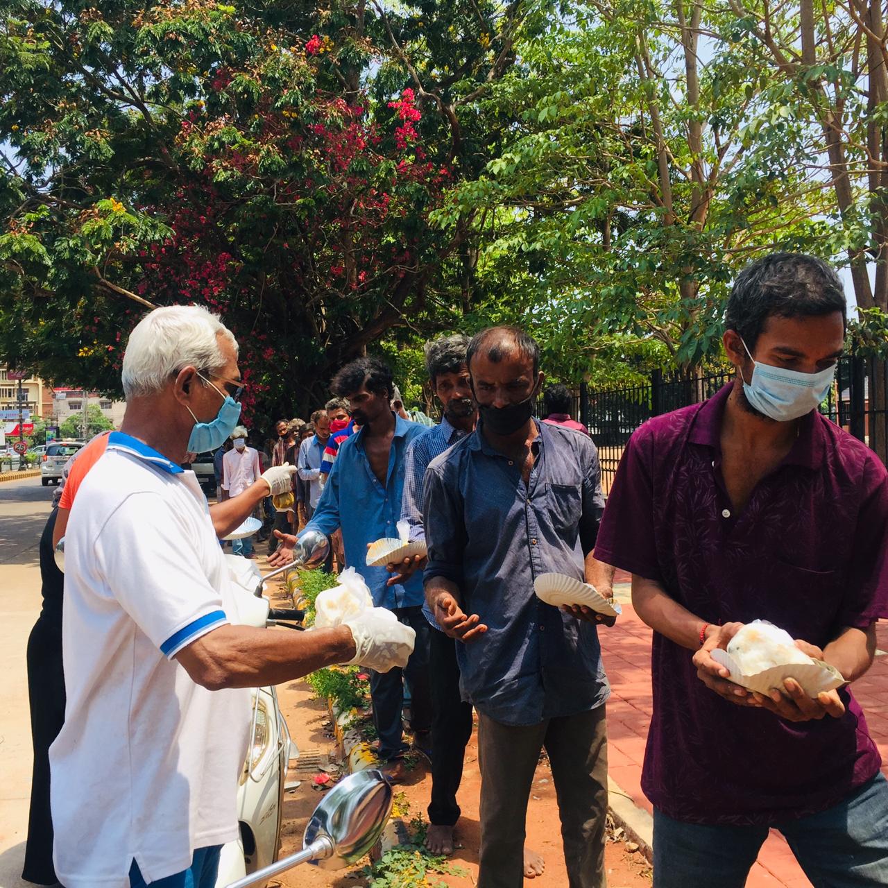 ಮಂಗಳೂರು: ಶಬೀರ್, ಖುರೈಶ್ ಕುಟುಂಬದಿಂದ ವಲಸೆ ಕಾರ್ಮಿಕರಿಗೆ ಆಹಾರ ವಿತರಣೆ
