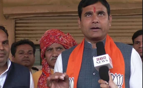 ‘ದೇಶಭಕ್ತ ಕೊಹ್ಲಿ ಅನುಷ್ಕಾಗೆ ವಿಚ್ಛೇದನ ನೀಡಲಿ’: ನಟಿಯ ವಿರುದ್ಧ ಎಫ್ ಐಆರ್ ದಾಖಲಿಸಿದ ಬಿಜೆಪಿ ಶಾಸಕನ ಆಗ್ರಹ