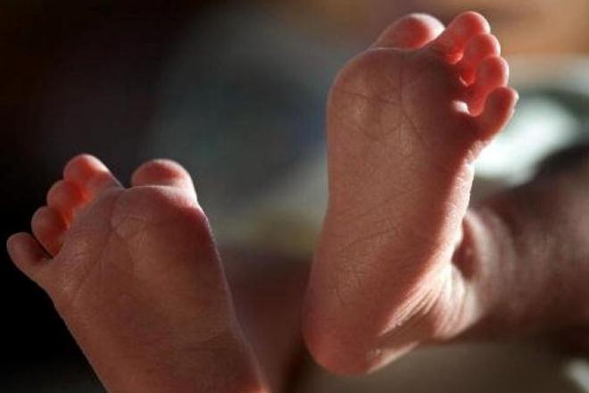 ಮಣ್ಣಲ್ಲಿ ಹೂಳಲ್ಪಟ್ಟಿದ್ದರೂ ಬದುಕುಳಿದ ನವಜಾತ ಶಿಶು