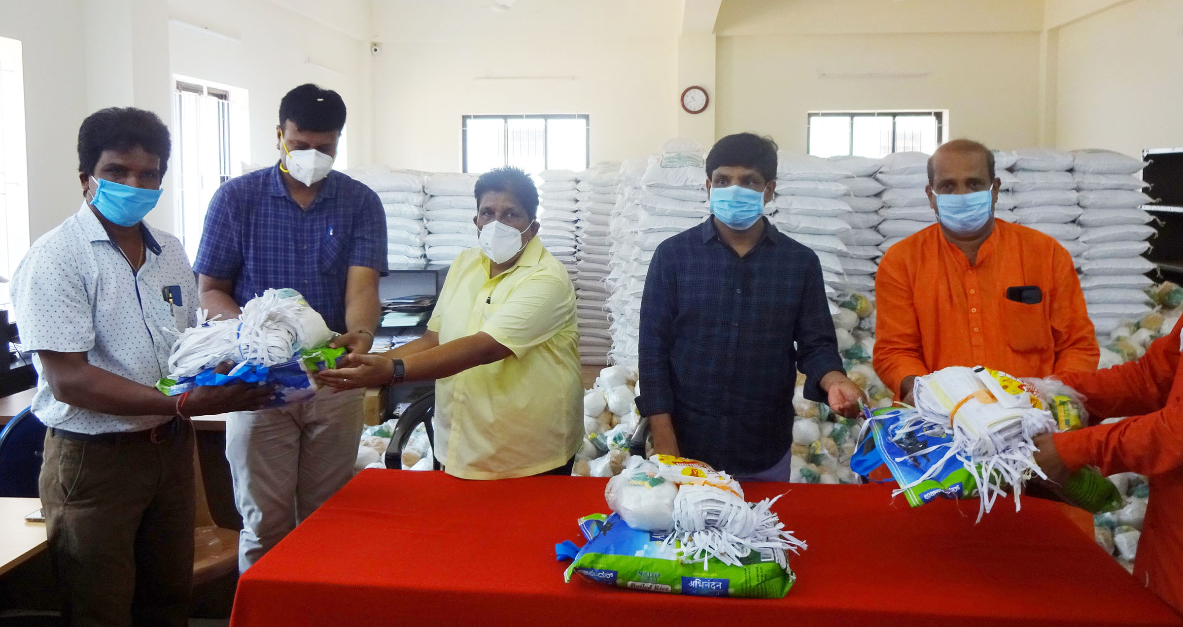 ಸವಿತಾ ಸಮಾಜದ 2000 ಮಂದಿಗೆ ಉಚಿತ ಆಹಾರ ಕಿಟ್ ವಿತರಣೆ