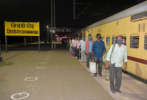 ವಲಸೆ ಕಾರ್ಮಿಕರಿಂದ ರೈಲು ಪ್ರಯಾಣ ಶುಲ್ಕ ವಸೂಲಿಗೆ ಕೇಂದ್ರದ ಆದೇಶ: ವಿಪಕ್ಷಗಳ ಆಕ್ರೋಶ