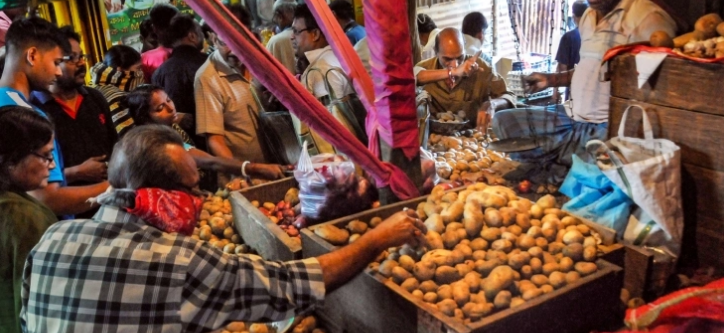 ಲಾಕ್ ಡೌನ್ ನಿಂದ ಕಂಗಾಲು: ತರಕಾರಿ ಮಾರಾಟಕ್ಕಿಳಿದ ಆಭರಣ ವ್ಯಾಪಾರಿ