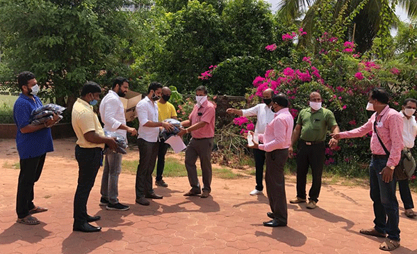 ದ್ವಿತೀಯ ಪಿಯು ಮೌಲ್ಯಮಾಪಕರಿಗೆ ಎಸ್. ಎಲ್.ಭೋಜೇಗೌಡರಿಂದ ಮಾಸ್ಕ್ ವಿತರಣೆ