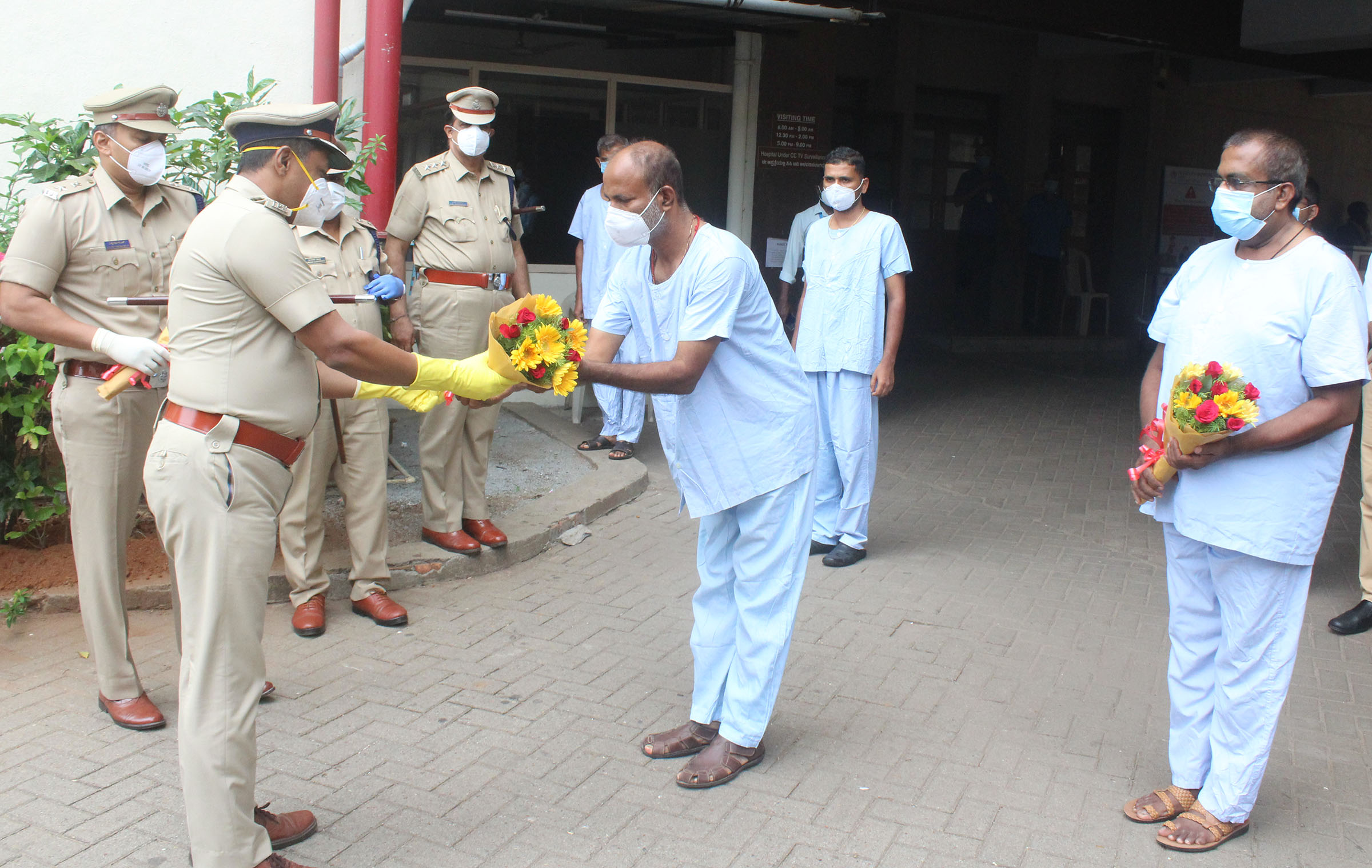 ಉಡುಪಿ: ಕೊರೋನ ಮುಕ್ತರಾದ ನಾಲ್ವರು ಪೊಲೀಸರಿಗೆ ಐಜಿಪಿಯಿಂದ ಅಭಿನಂದನೆ