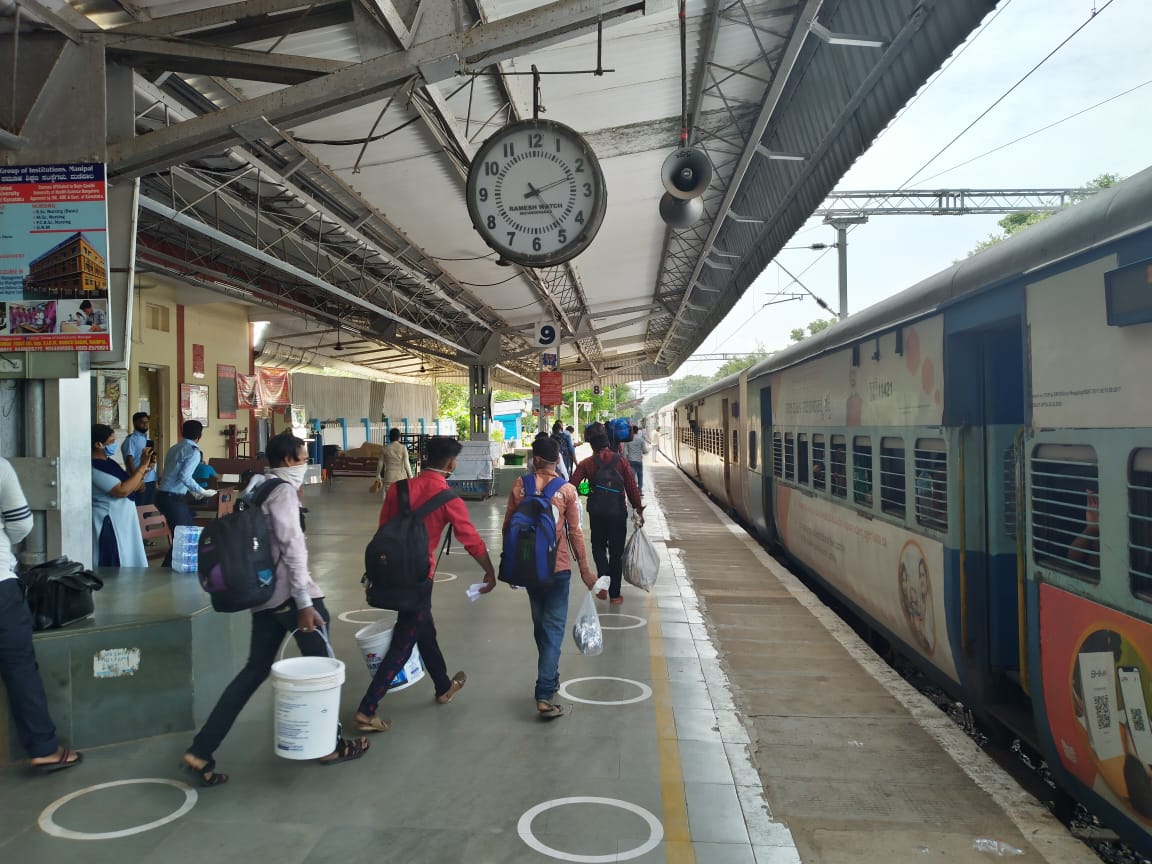 ಉಡುಪಿ : ಉತ್ತರ ಪ್ರದೇಶದ 910 ಮಂದಿ ಕಾರ್ಮಿಕರು ಹುಟ್ಟೂರಿಗೆ