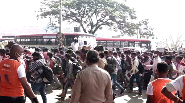 ಬೆಂಗಳೂರು: ಊರುಗಳಿಗೆ ಹಿಂದಿರುಗಲು ವಲಸೆ ಕಾರ್ಮಿಕರ ನೂಕುನುಗ್ಗಲು