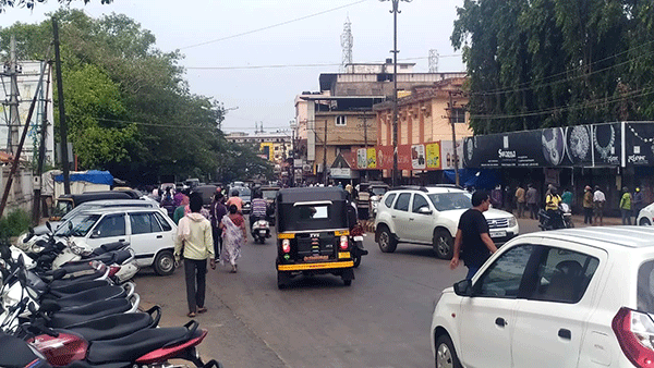 ಲಾಕ್‌ಡೌನ್ ಸಡಿಲಿಕೆ: ದ.ಕ. ಜಿಲ್ಲೆಯ ಅಲ್ಲಲ್ಲಿ ತೆರೆದ ಅಂಗಡಿಗಳು, ಮದ್ಯದಂಗಡಿಗಳೆದುರು ಸರತಿ ಸಾಲು!