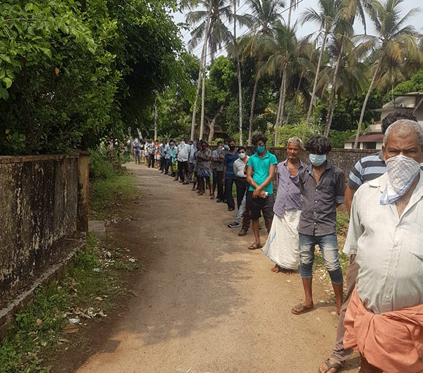 ಉಡುಪಿ: ಮದ್ಯ ಖರೀದಿಗೆ ಮುಗಿಬಿದ್ದ ಪಾನಪ್ರಿಯರು!