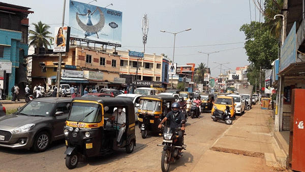 ಲೌಕ್‌ಡೌನ್ ಸಡಿಲಿಕೆ: ಸಹಜಸ್ಥಿತಿಯತ್ತ ಉಡುಪಿ ನಗರ, ಹಲವೆಡೆ ಟ್ರಾಫಿಕ್ ಕಿರಿಕಿರಿ