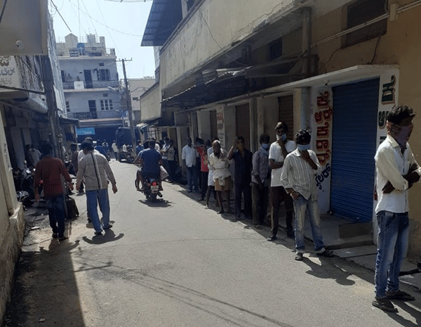 ಮೈಸೂರು: ರೆಡ್ ಝೋನ್ ಹೊರತುಪಡಿಸಿ ಇತರೆಡೆಗಳಲ್ಲಿ ತೆರೆದ ಮದ್ಯದಂಗಡಿ, ಖರೀದಿಗೆ ಮುಗಿಬಿದ್ದ ಮದ್ಯಪ್ರಿಯರು