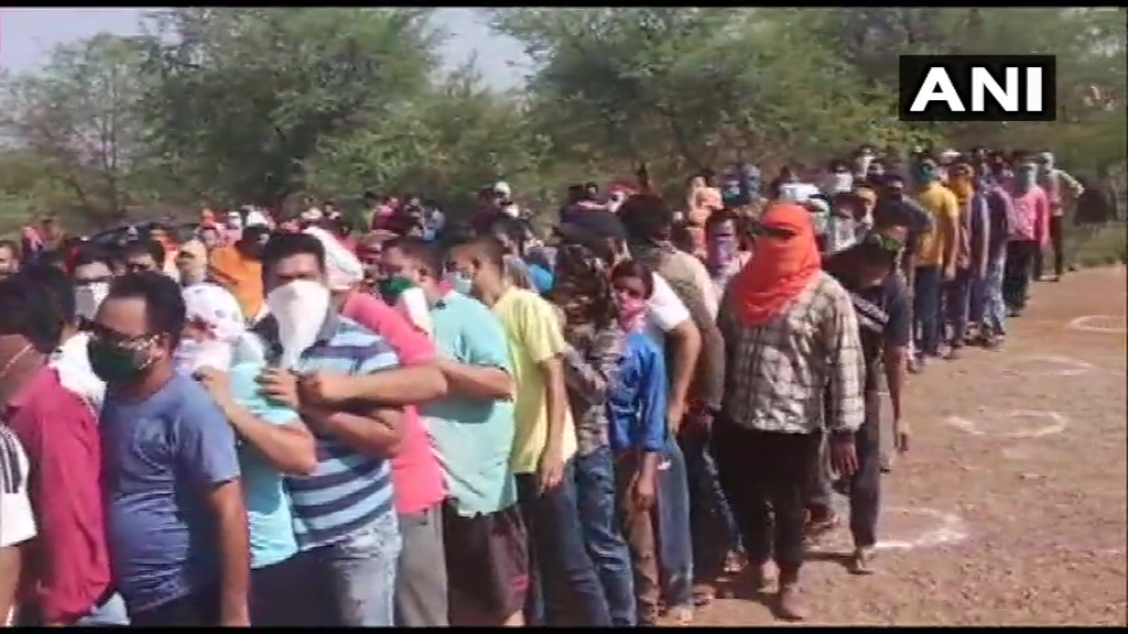 ಮದ್ಯ ಖರೀದಿಸುವ ಭರದಲ್ಲಿ ಸುರಕ್ಷಿತ ಅಂತರ ಮರೆತ ಜನರು