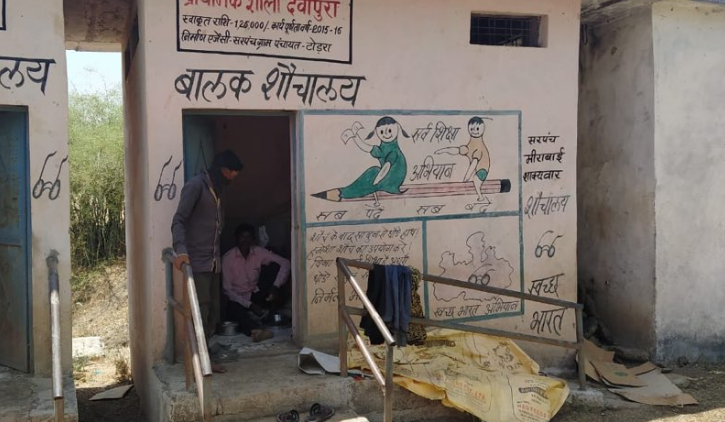 ವಲಸೆ ಕಾರ್ಮಿಕರ ಕುಟುಂಬಕ್ಕೆ ಶೌಚಾಲಯದಲ್ಲಿ ಕ್ವಾರಂಟೈನ್!: ಫೋಟೊ ವೈರಲ್