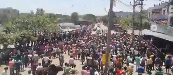 ಸೂರತ್ ನಲ್ಲಿ ವಲಸೆ ಕಾರ್ಮಿಕರ ಪ್ರತಿಭಟನೆ: ಪೊಲೀಸರ ಮೇಲೆ ಕಲ್ಲುತೂರಾಟ