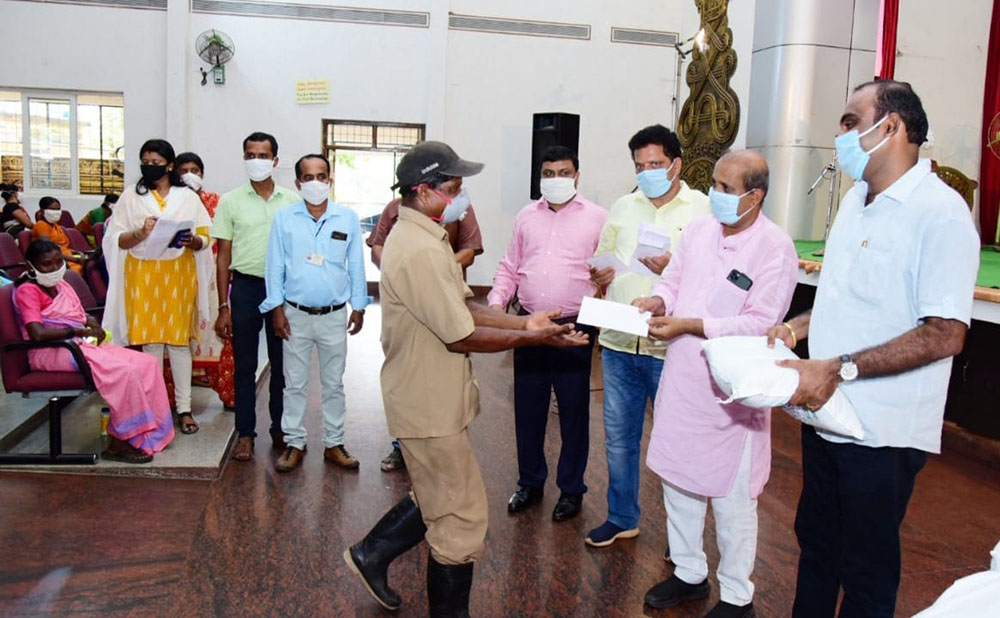ಉಡುಪಿಯ 219 ಪೌರಕಾರ್ಮಿಕರಿಗೆ ಸಹಾಯಧನ, ಅಕ್ಕಿ ವಿತರಣೆ