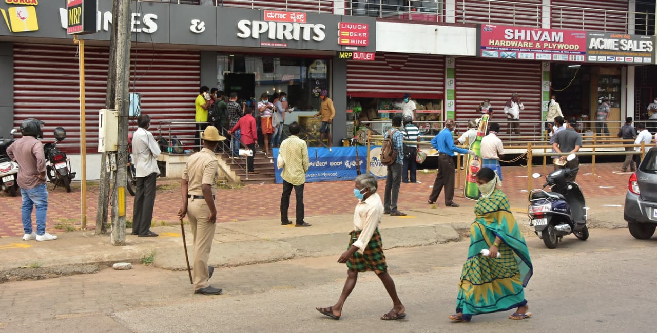 ಉಡುಪಿ ಜಿಲ್ಲೆಯಲ್ಲಿ ಕೇವಲ 4 ಗಂಟೆಗಳಲ್ಲಿ 1.50 ಕೋಟಿ ರೂ. ಮೌಲ್ಯದ ಮದ್ಯ ಮಾರಾಟ !