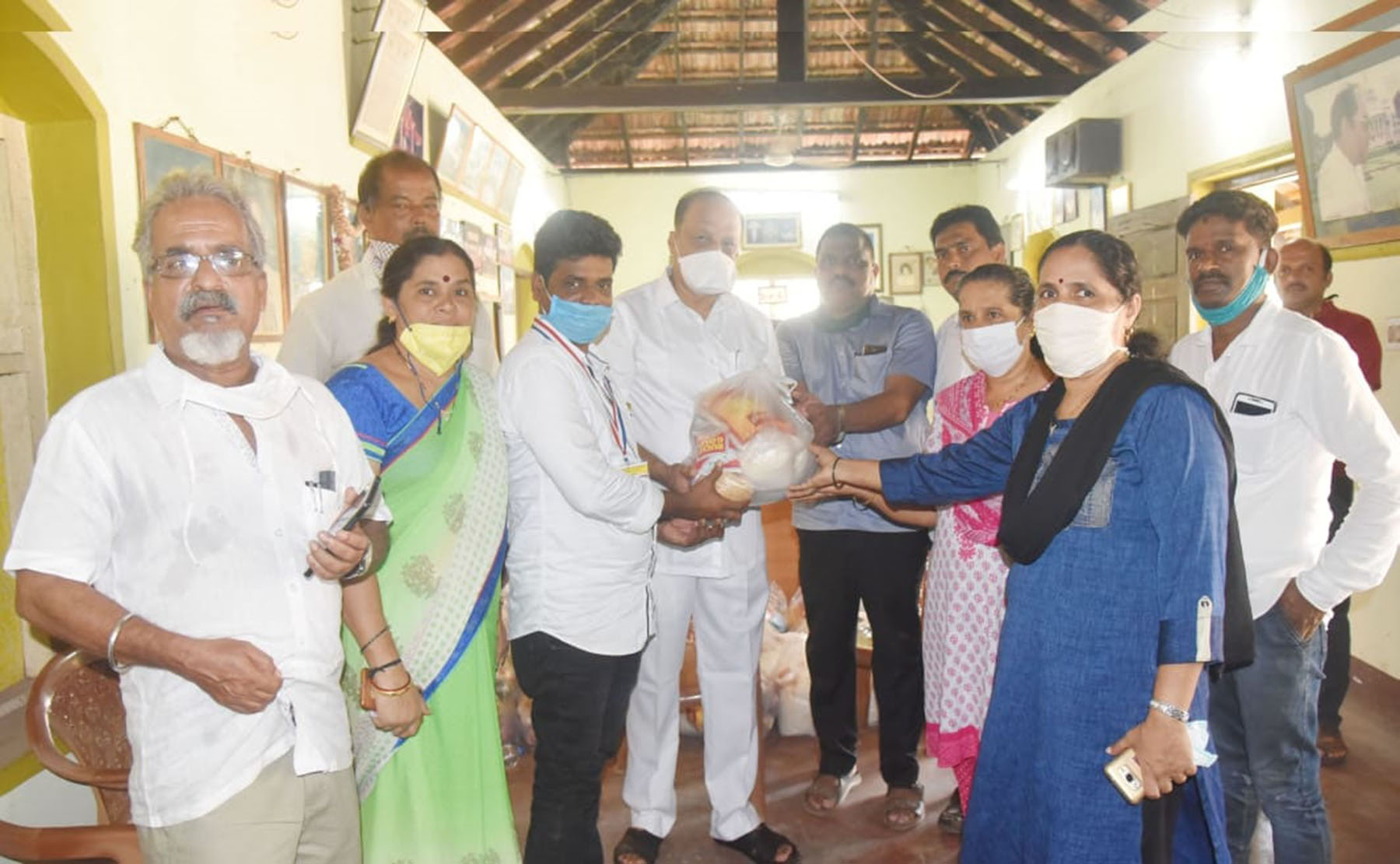 ಉದ್ಯಾವರ ಗ್ರಾಮೀಣ ಕಾಂಗ್ರೆಸ್‌ನಿಂದ ಅಕ್ಕಿ, ದಿನಸಿವಸ್ತು ವಿತರಣೆ