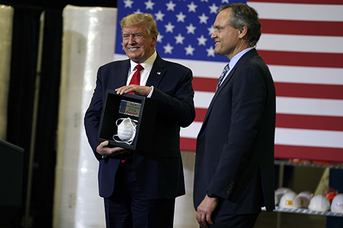 ಮಾಸ್ಕ್ ತಯಾರಿಕಾ ಕಾರ್ಖಾನೆಯಲ್ಲೂ ಮಾಸ್ಕ್ ಧರಿಸಲು ನಿರಾಕರಿಸಿದ ಟ್ರಂಪ್