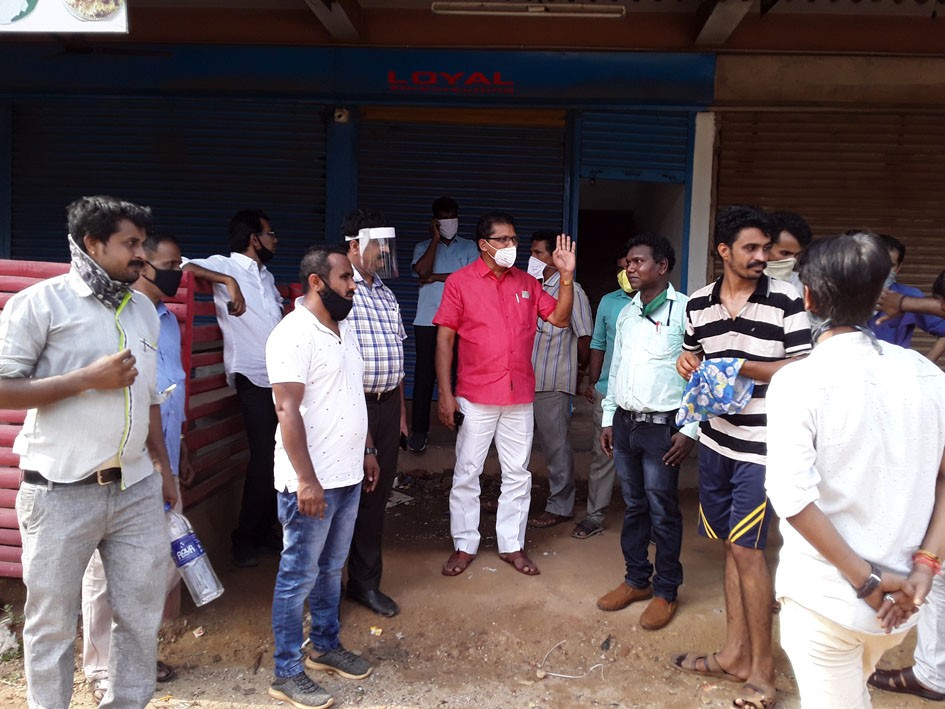 ಲಾಕ್‍ಡೌನ್‍: ಕಾಲ್ನಡಿಗೆಯಲ್ಲಿ ಊರಿಗೆ ತೆರಳಲು ತೀರ್ಮಾನಿಸಿದ ಬಿಹಾರ ಮೂಲದ ಕಾರ್ಮಿಕರು; ಅಧಿಕಾರಿಗಳಿಂದ ತಡೆ