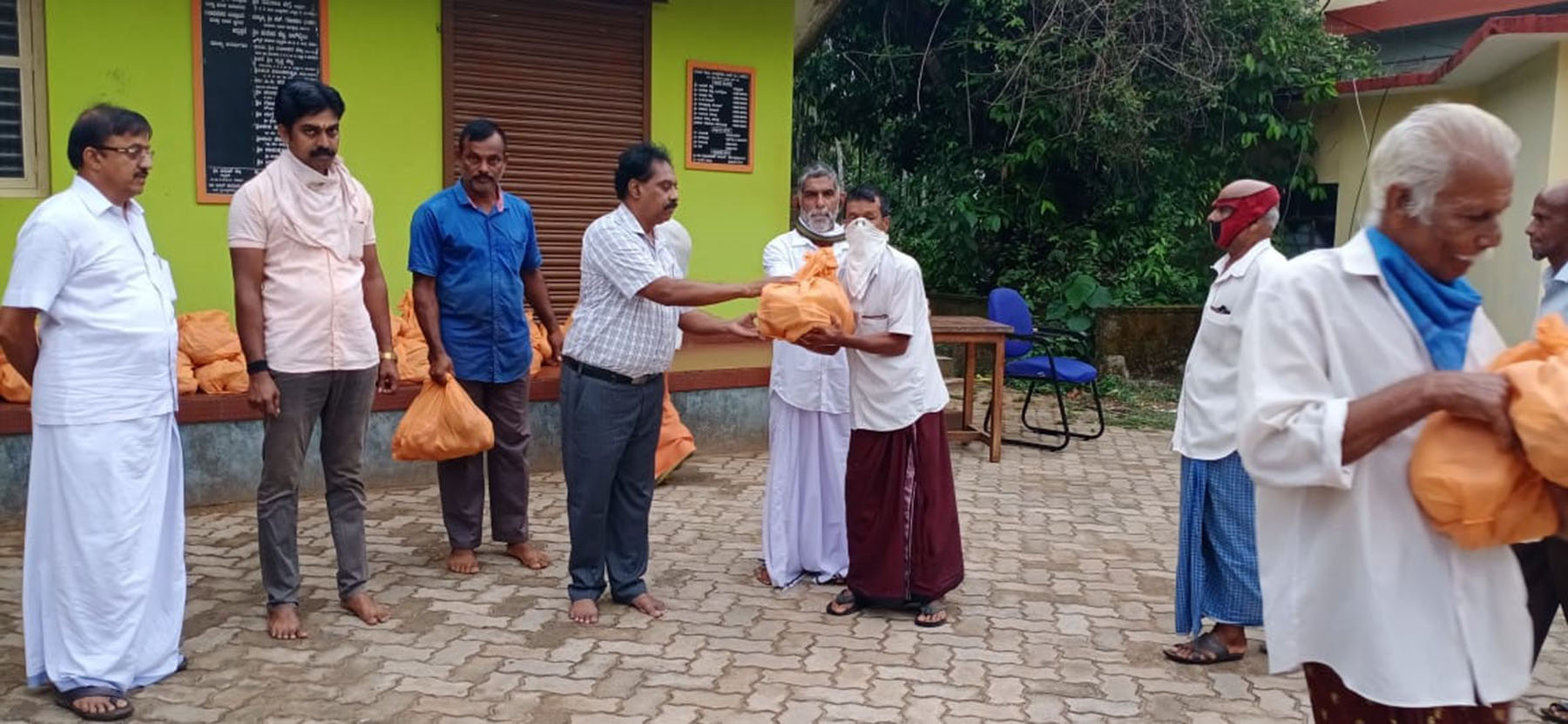 ಶಿವಪುರ ಹಾಲು ಡೇರಿಯಿಂದ 300 ಮಂದಿಗೆ ಕಿಟ್ ವಿತರಣೆ
