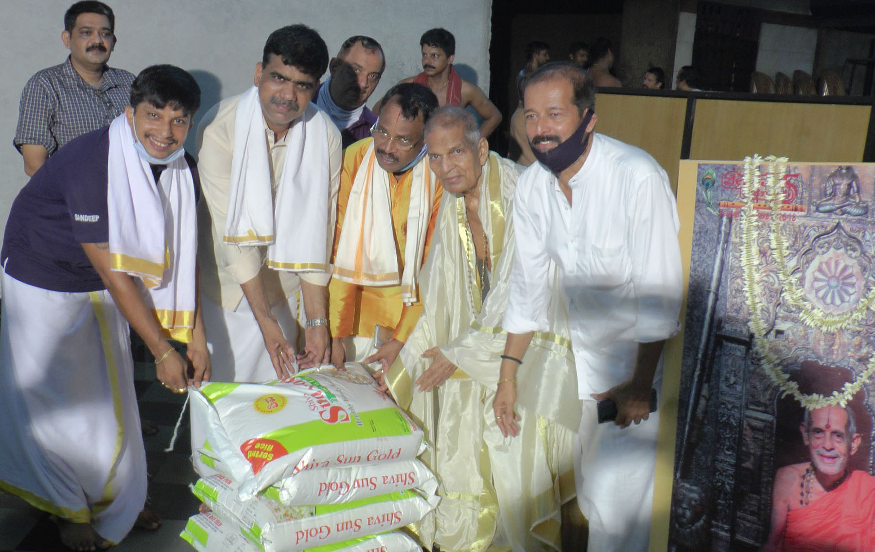 ಉಡುಪಿ: ರಾಘವೇಂದ್ರ ಮಠದಿಂದ 32 ಕ್ವಿಂ. ಅಕ್ಕಿ ವಿತರಣೆ