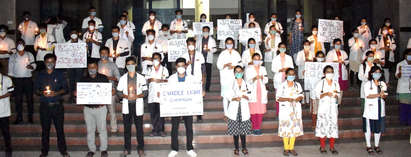 ಮಂಡ್ಯ: ಏಕರೂಪ ವಿದ್ಯಾರ್ಥಿ ವೇತನಕ್ಕೆ ಆಗ್ರಹಿಸಿ ವೈದ್ಯ ವಿದ್ಯಾರ್ಥಿಗಳ ಪ್ರತಿಭಟನೆ