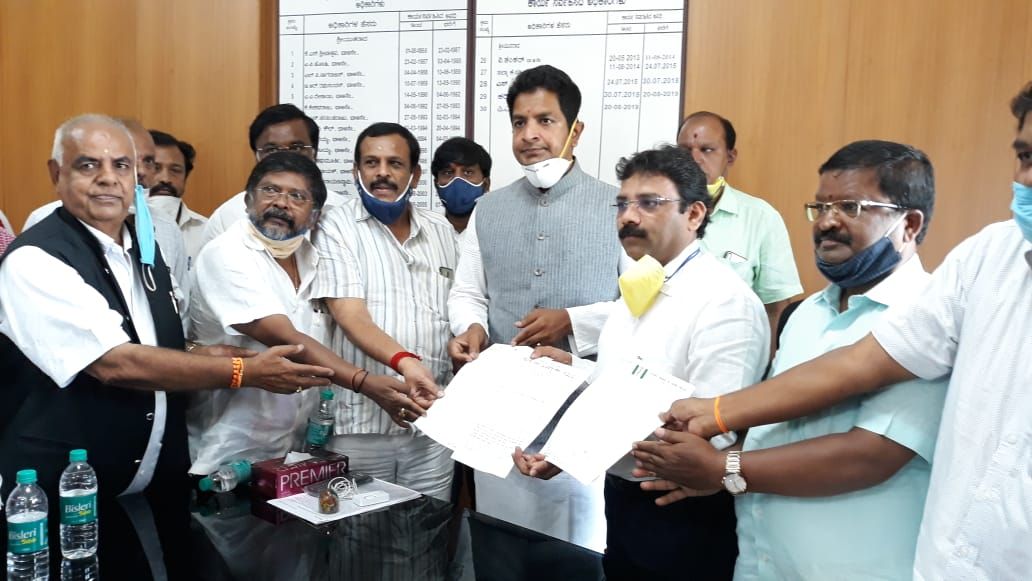 ಹೊರ ಜಿಲ್ಲೆಯವರಿಗೆ ಕ್ವಾರಂಟೈನ್ ಮಾಡದಿರಲು ಶಾಸಕರ ಒತ್ತಾಯ