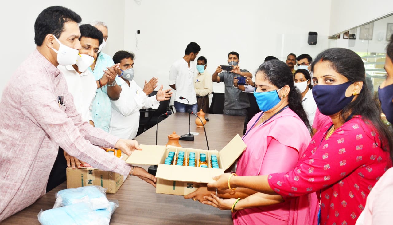 ರೆಡ್‌ಕ್ರಾಸ್‌ನಿಂದ ಆರೋಗ್ಯ ಇಲಾಖೆಗೆ ಸಾಮಾಗ್ರಿ ಹಸ್ತಾಂತರ