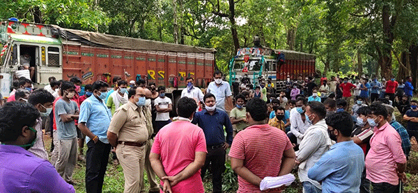 ಗುಂಡ್ಯ: ವಲಸೆ ಕಾರ್ಮಿಕರನ್ನು ಅಕ್ರಮವಾಗಿ ಕರೆದೊಯ್ಯುತ್ತಿದ್ದ 2 ಲಾರಿಗಳಿಗೆ ತಡೆ