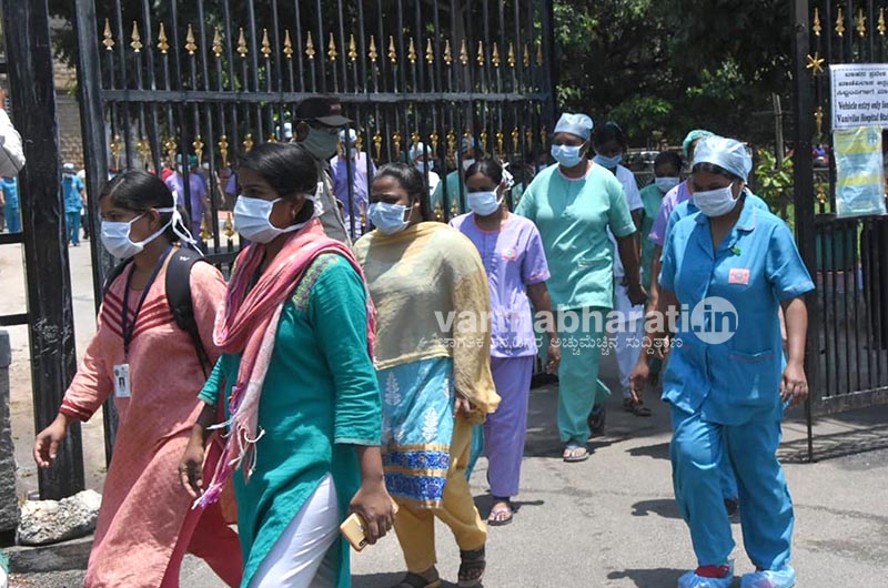 ಸುರಕ್ಷತಾ ಕ್ರಮ ಕೈಗೊಳ್ಳದ ಆರೋಪ: ಬೆಂಗಳೂರಿನ ವಾಣಿ ವಿಲಾಸ ಆಸ್ಪತ್ರೆ ಸಿಬ್ಬಂದಿಗಳ ಪ್ರತಿಭಟನೆ