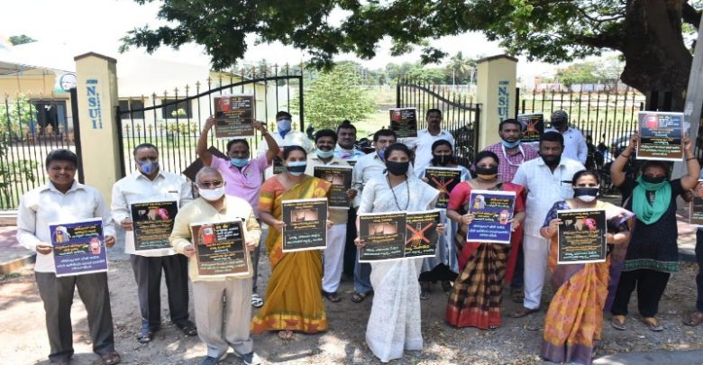 ಮೈಸೂರು; ಮಧ್ಯ ಮಾರಾಟ ನಿಷೇಧಿಸುವಂತೆ ಒತ್ತಾಯಿಸಿ ಕಾಂಗ್ರೆಸ್ ಮೌನ ಪ್ರತಿಭಟನೆ